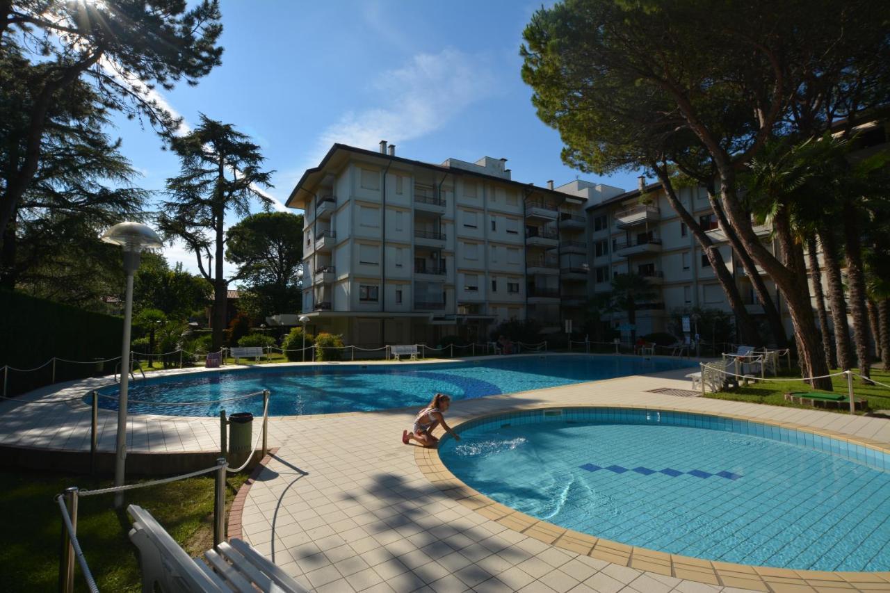 Apartamento Lignano With Pool Lignano Sabbiadoro Exterior foto