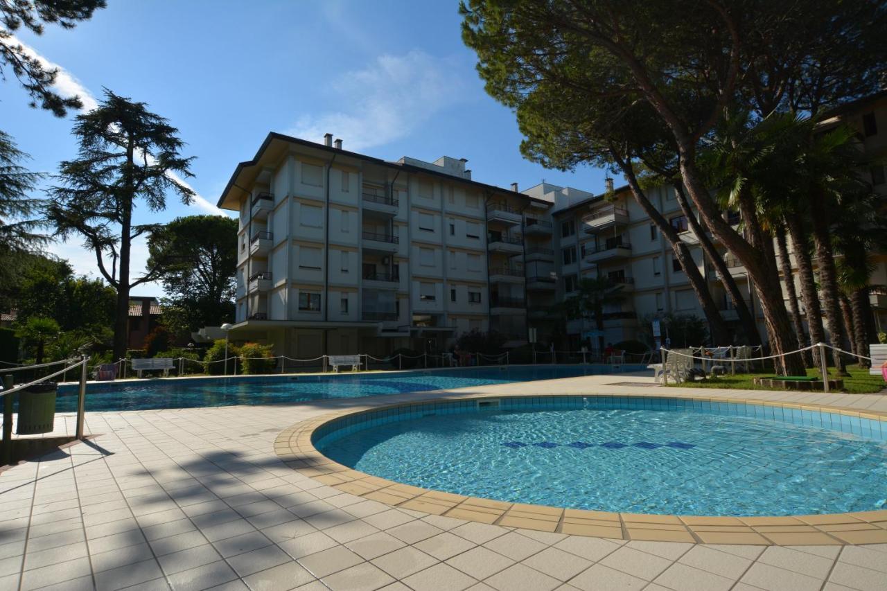 Apartamento Lignano With Pool Lignano Sabbiadoro Exterior foto