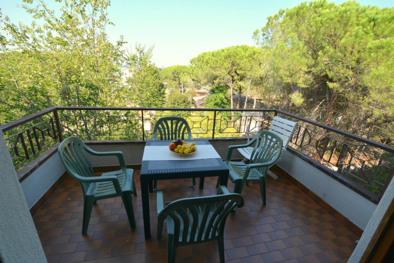 Apartamento Lignano With Pool Lignano Sabbiadoro Exterior foto
