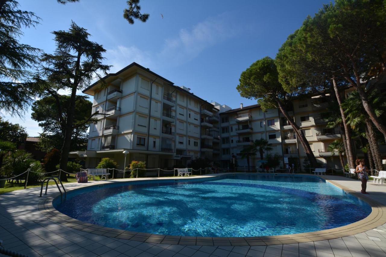 Apartamento Lignano With Pool Lignano Sabbiadoro Exterior foto